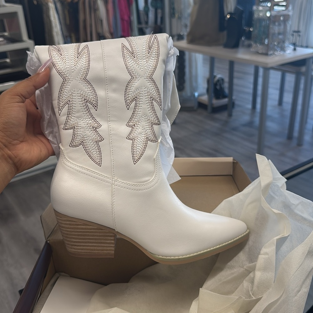 Women's Western Heeled Boots - Picture 8 of 10